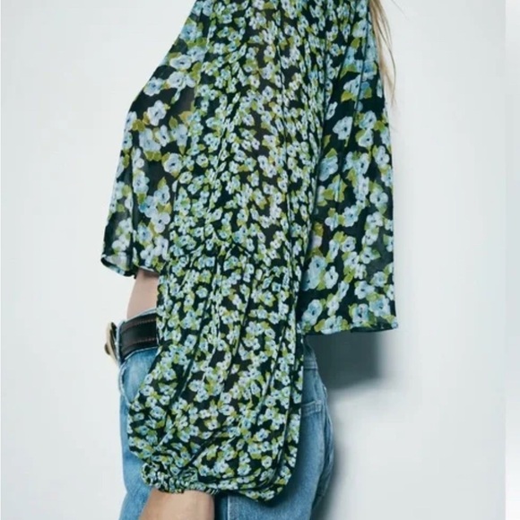 NWT ZARA Blouse size large flowers on it - Picture 3 of 11